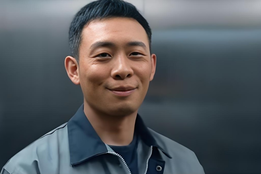 张译的气质很特别，像一个正直的退伍老兵，在体制内工作，但是又没有编制。 