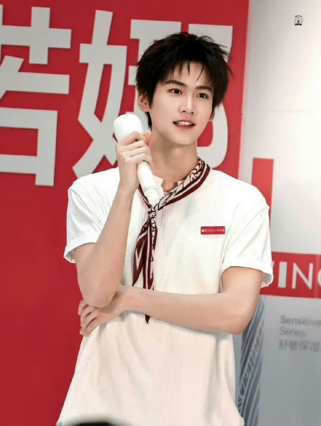 周柯宇今日份线下活动饭拍，清爽男大的感觉