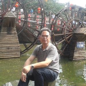 打开手机看这个新闻，脑子里冒出一个画面：一个人坐在书桌前，翻着书，桌上的日历被一