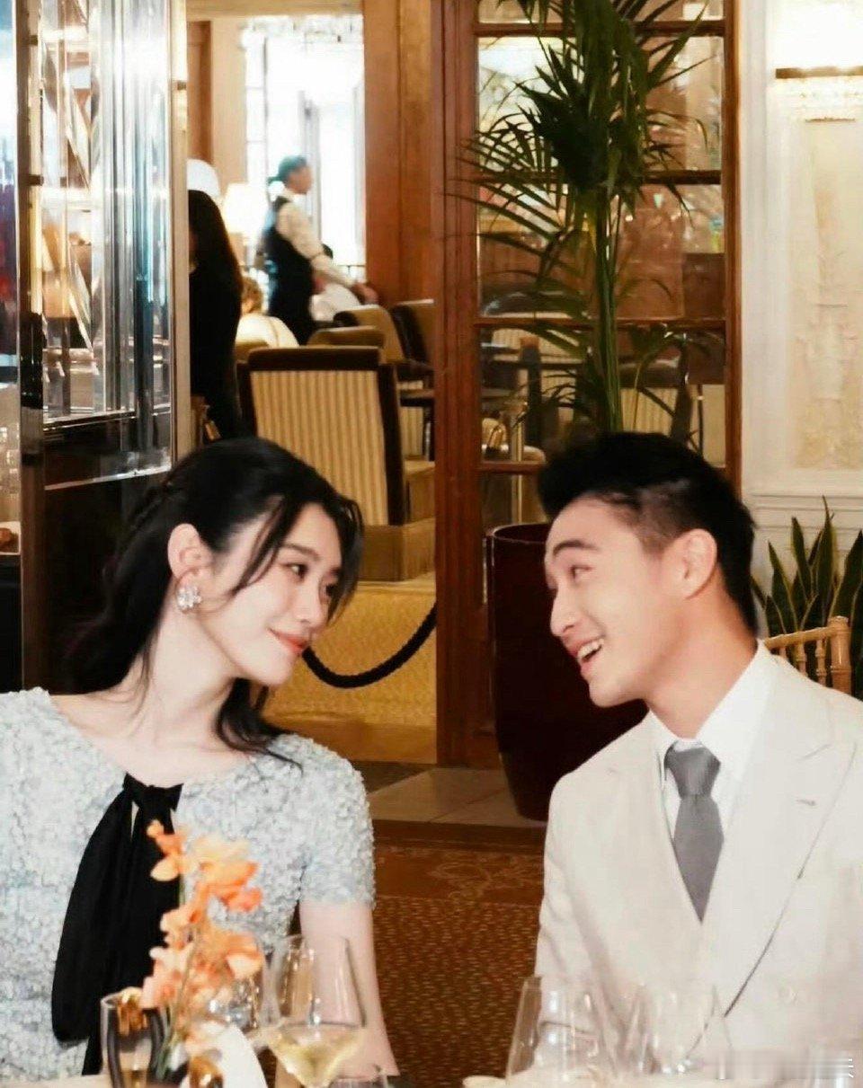 何猷君和奚梦瑶这场迟来七年的婚礼，光是婚前的欢迎晚宴，就已经把“童话照进现实”的