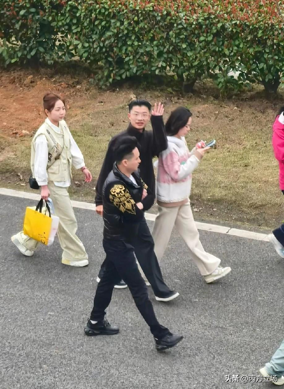 超级大网红郭有才到了湖南湘潭，他也去了一趟韶山，粉丝偶遇他，他挥手回应，笑眯眯的