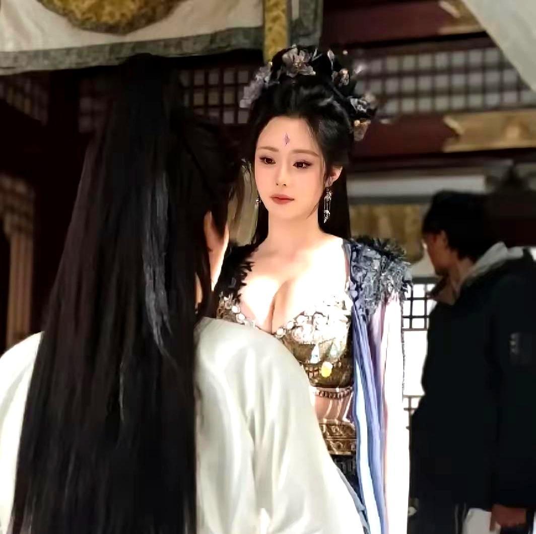 你敢信吗？
一部投资上亿的古装大剧，就因为它露骨镜头太多，上线还不到24小时，就