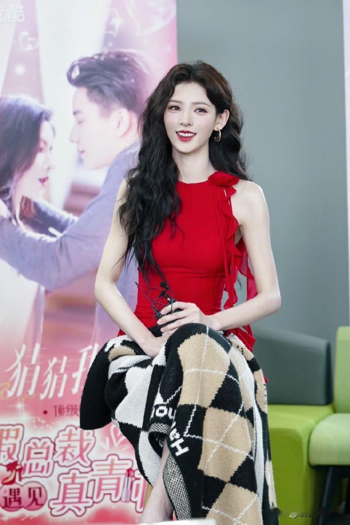 张予曦惊艳亮相活动 展现真人芭比魅力

近日，女演员张予曦出席了一场盛大的公开活