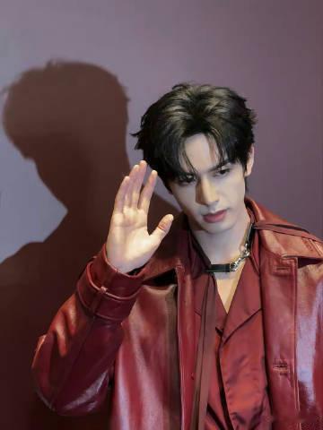 #宋威龙张凌赫同款choker#  戴了同款choker， ​​​两位大帅哥对我
