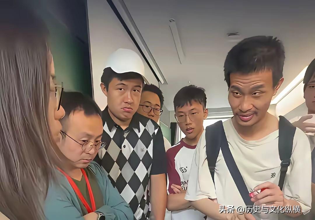 韦东奕额头皱纹很深，像老头儿，长期思考问题，眉头锁紧成形。两眼有光，看向王虹虚心