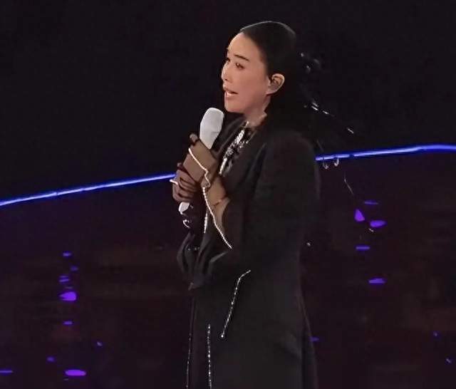 那英演唱会临时更改歌单，含泪演唱致敬老友引发众多讨论