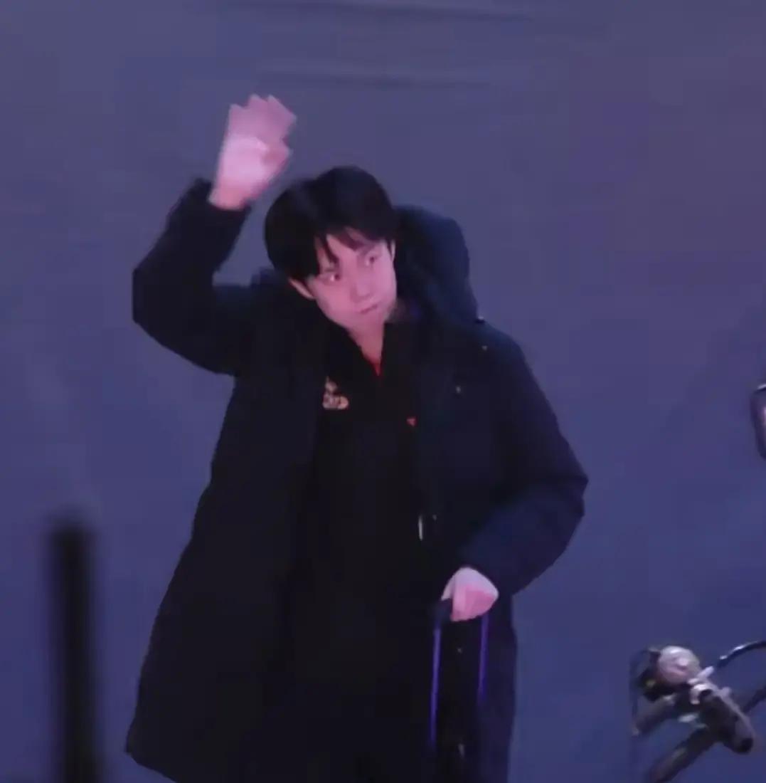 世界第一退场时，对着那位“后勤大叔”深深鞠了一躬。
 
你见过冠军不先谢教练，却