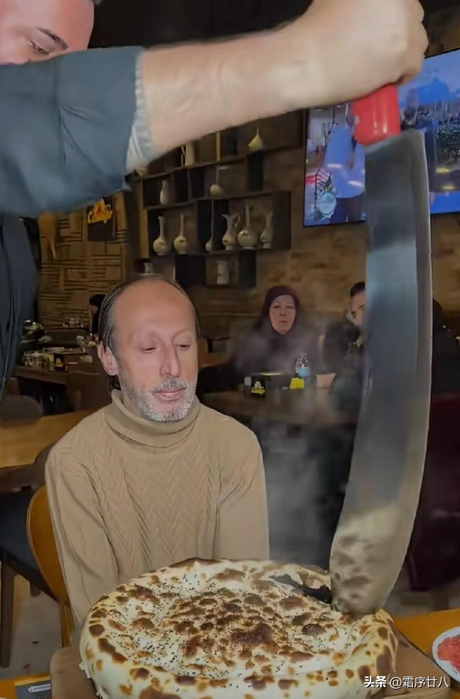 为什么要用这么大的刀？
瞧把人吓得什么样了[偷笑]
差评[呲牙]