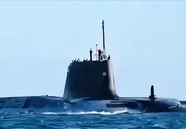 就这么悄悄就位了，英国没搞大张旗鼓的军演，没发高调的声明，就直接把自家顶尖核潜艇