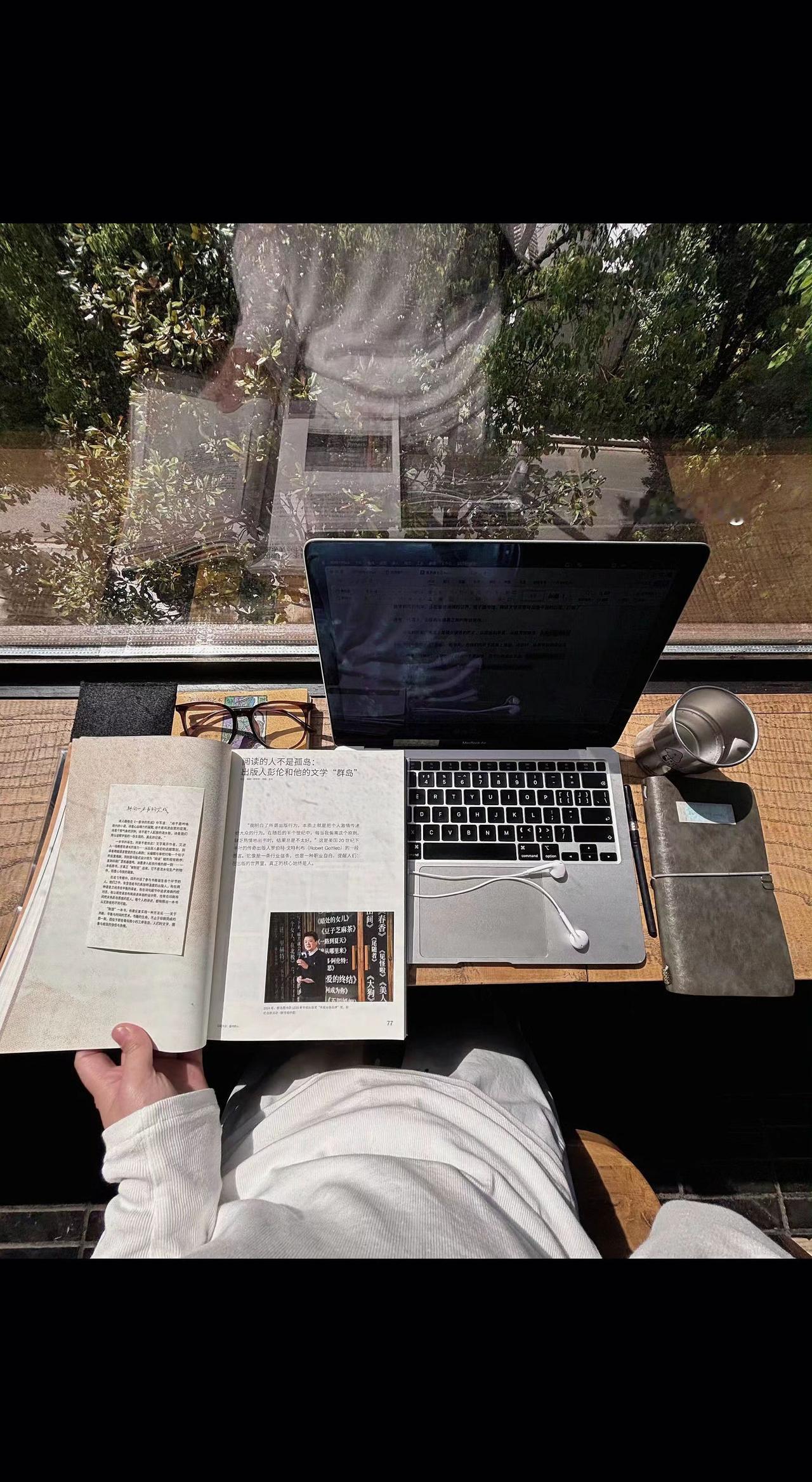 📚晨光把文字泡成咖啡☕，键盘敲打着树影婆娑。孤独是灵感的留白，此刻与世界温柔对