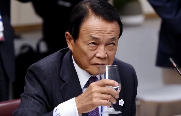 麻生太郎这次是硬生生的将自己推进了“火坑”，麻生太郎刚说完要和咱们硬碰硬，结果转