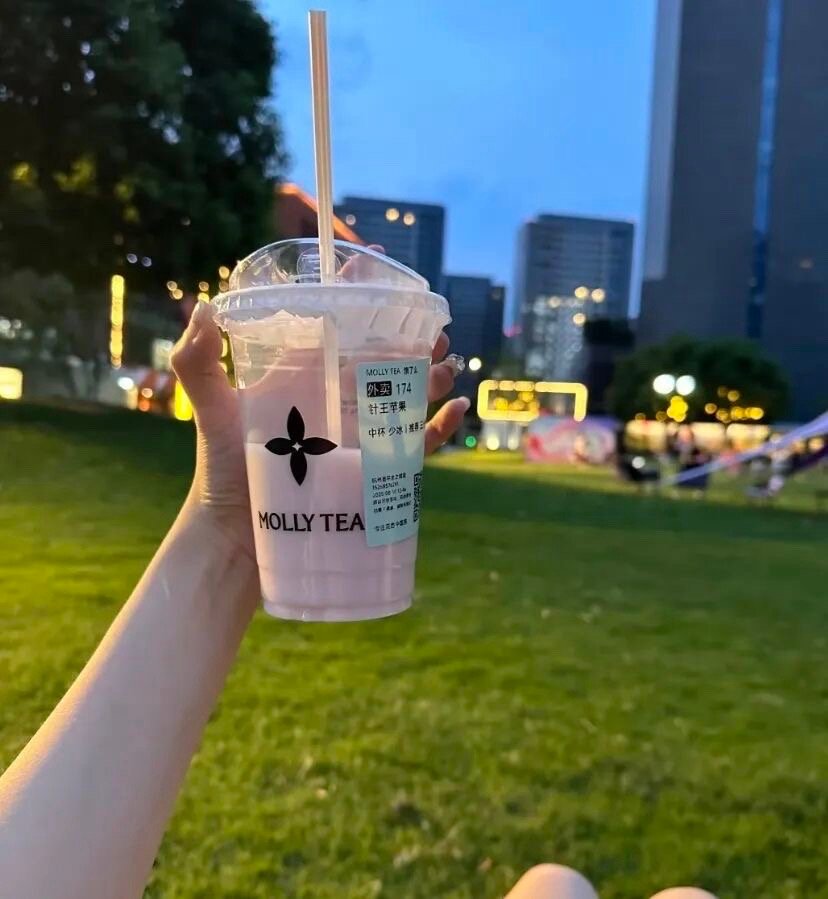 相逢的意义在于彼此照亮，不然的话，一个人喝酒也浪漫，一个人吹风也清醒。 ​​​