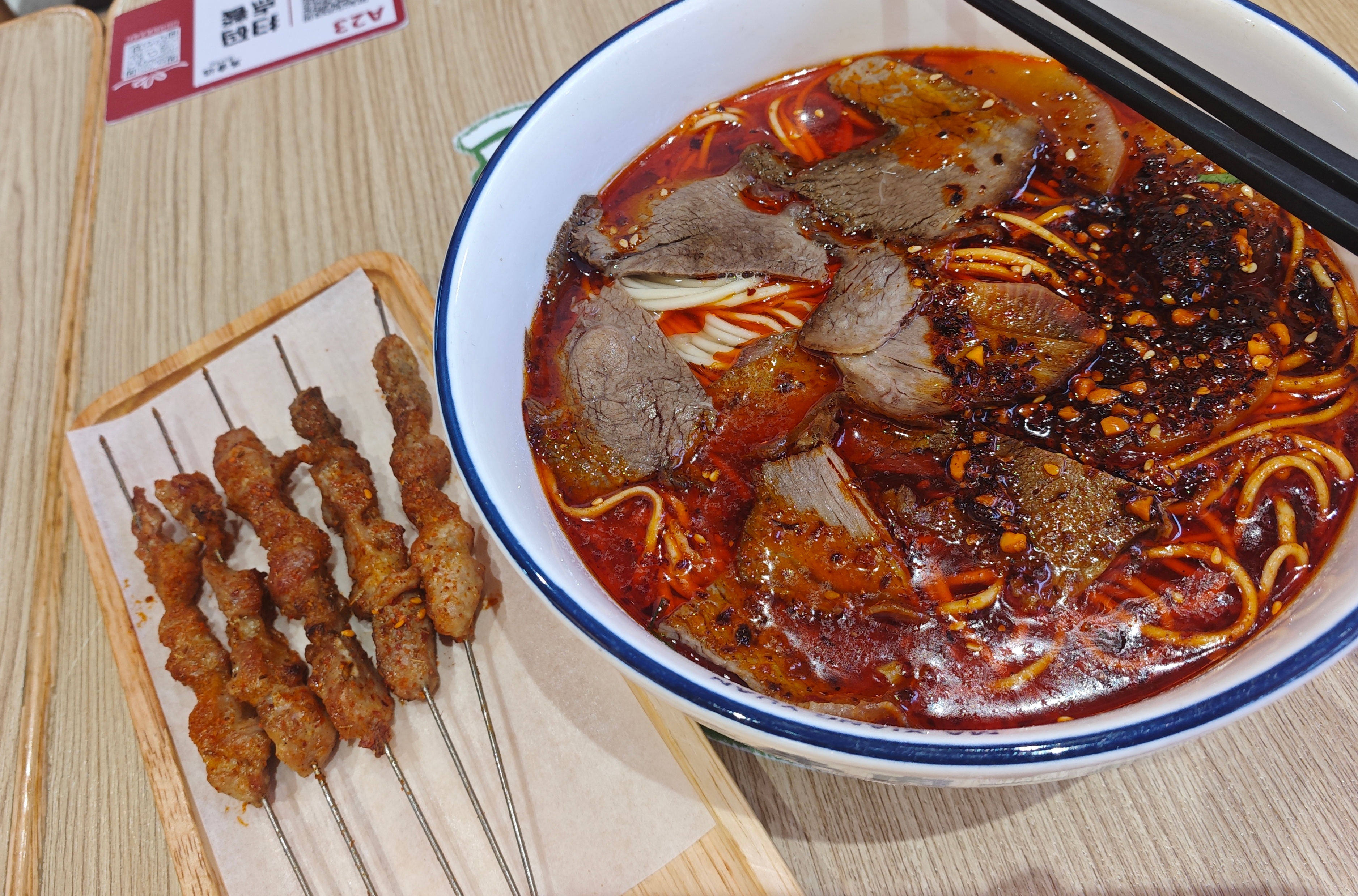 牛肉面+猪肉串，增加蛋白质补给[柯基] ​​​