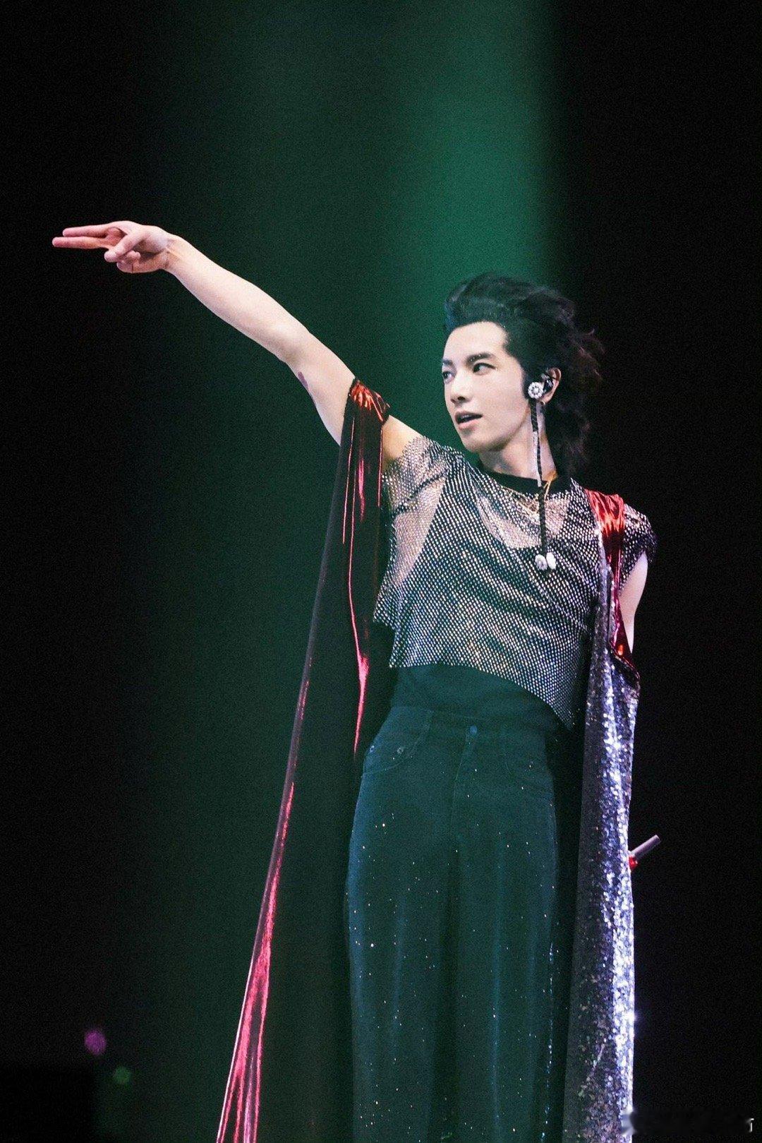 #华晨宇重庆印象限定海报#火星演唱会重庆站限定海报今天释出，烟火气十足满的限定海