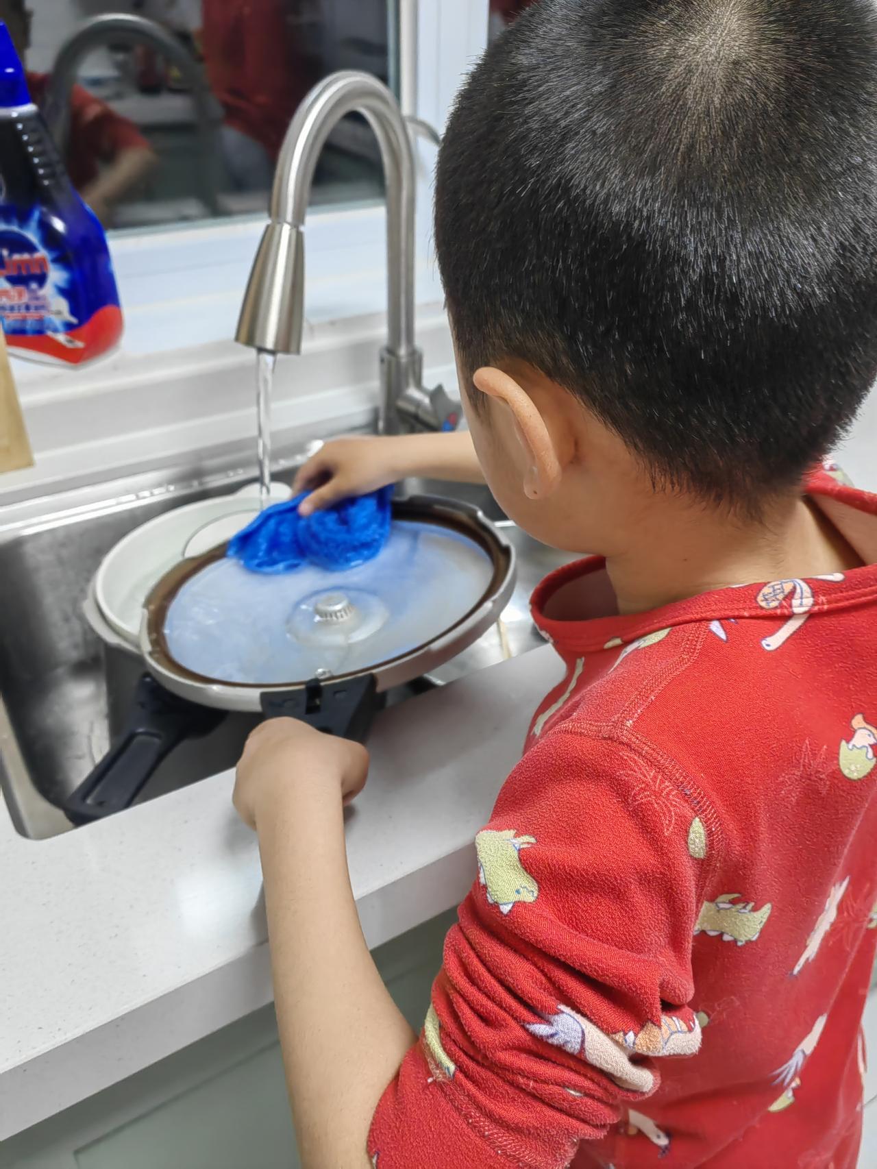 老公都承认，小老二有点小大人的感觉！比他哥会安排自己的事。

昨天，我忘了出门看