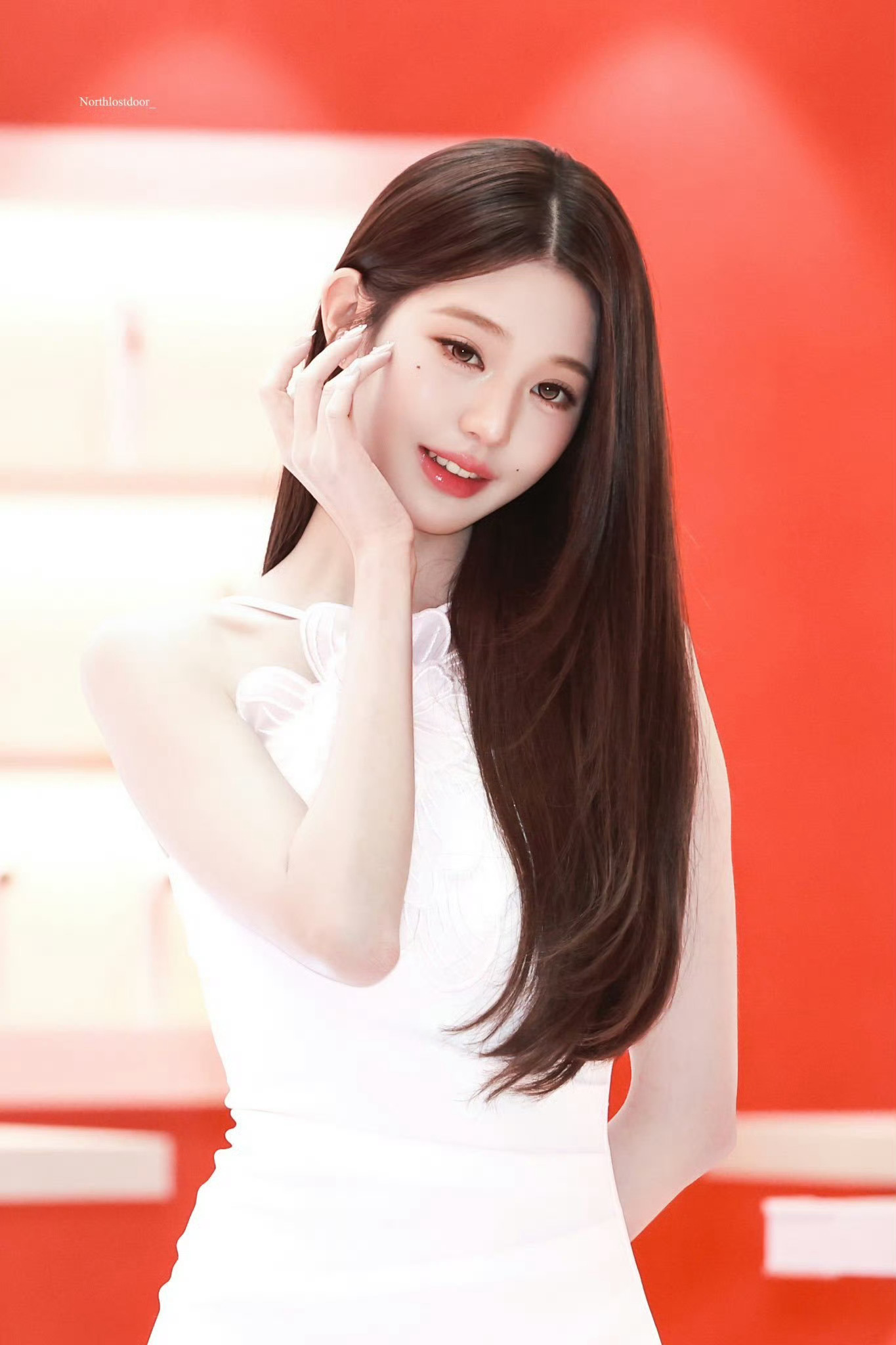 姐姐诠释何为巴掌脸 太美太美太美了张元英挂脖白色连衣裙