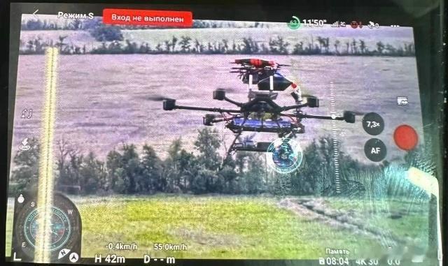 乌克兰武装部队使用六旋翼无人机作为光纤制导FPV无人机的母机。俄罗斯 FPV 无