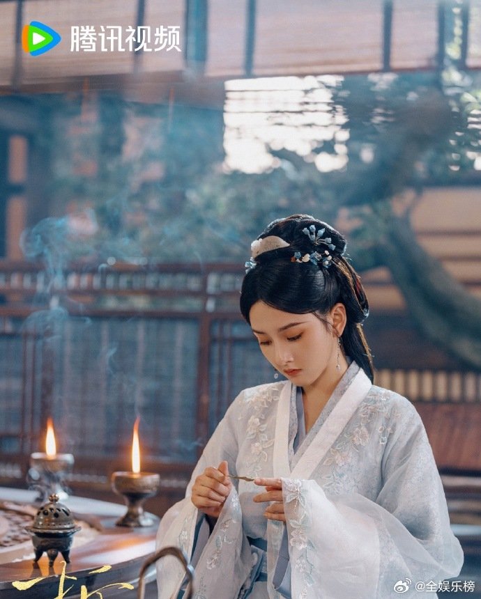折腰一打开全是熟人导演你偷偷搞了个“娱乐圈团建”吧！折腰好多熟人折腰今日开播 ​