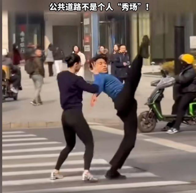 上海外滩女子占道直播跳舞，无视警方无人机警告，引发公众热议。
随着网络直播的兴起