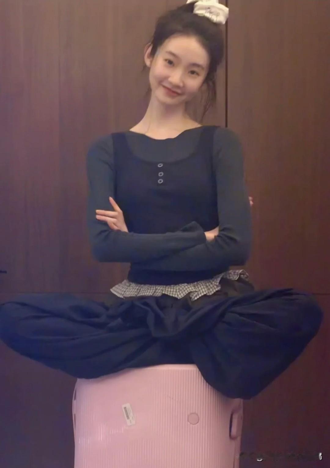 娱乐圈最皮女明星要属张艺凡！在行李箱上盘腿吃东西，平衡感好绝普通人根本学不来
