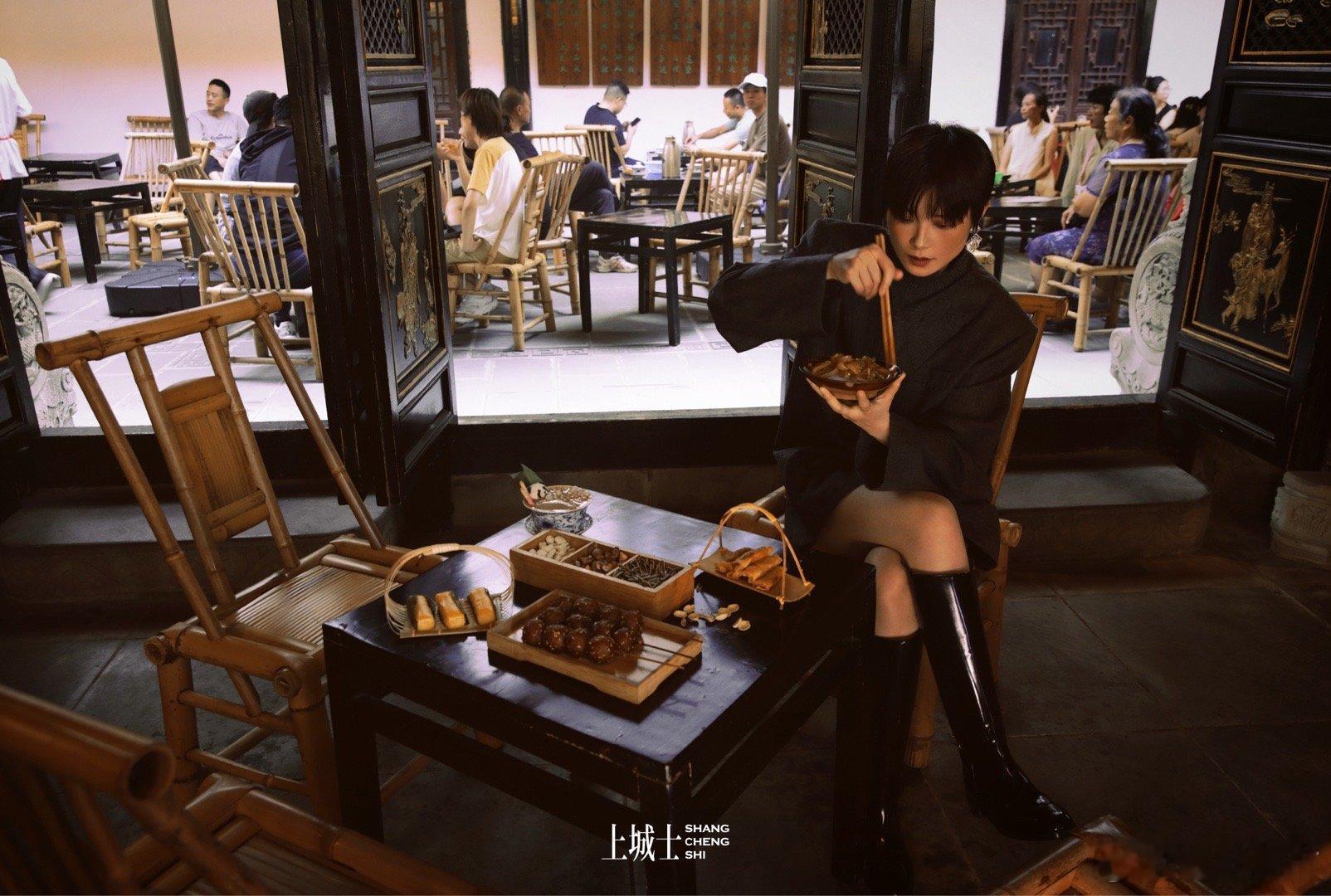 #李宇春上城士九月刊封面#  上城士九月刊封面来了，春春回到家乡成都 ，从川剧变