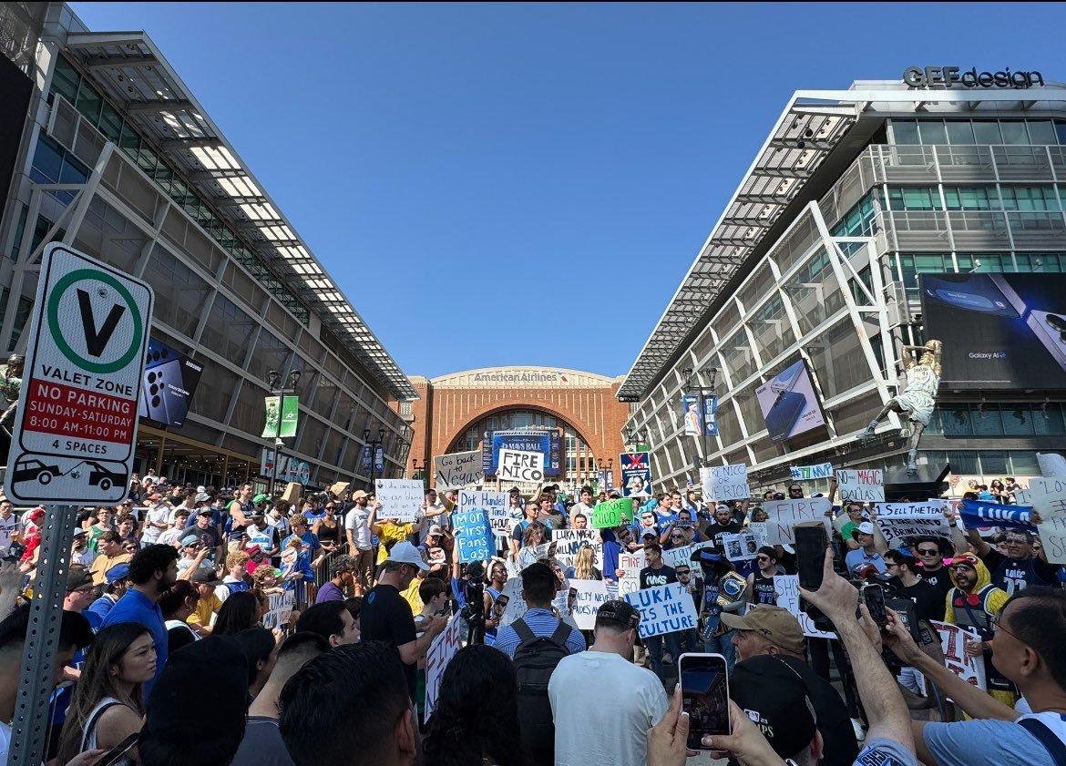 美航中心外的抗议人群[哆啦A梦害怕][哆啦A梦害怕][哆啦A梦害怕] 