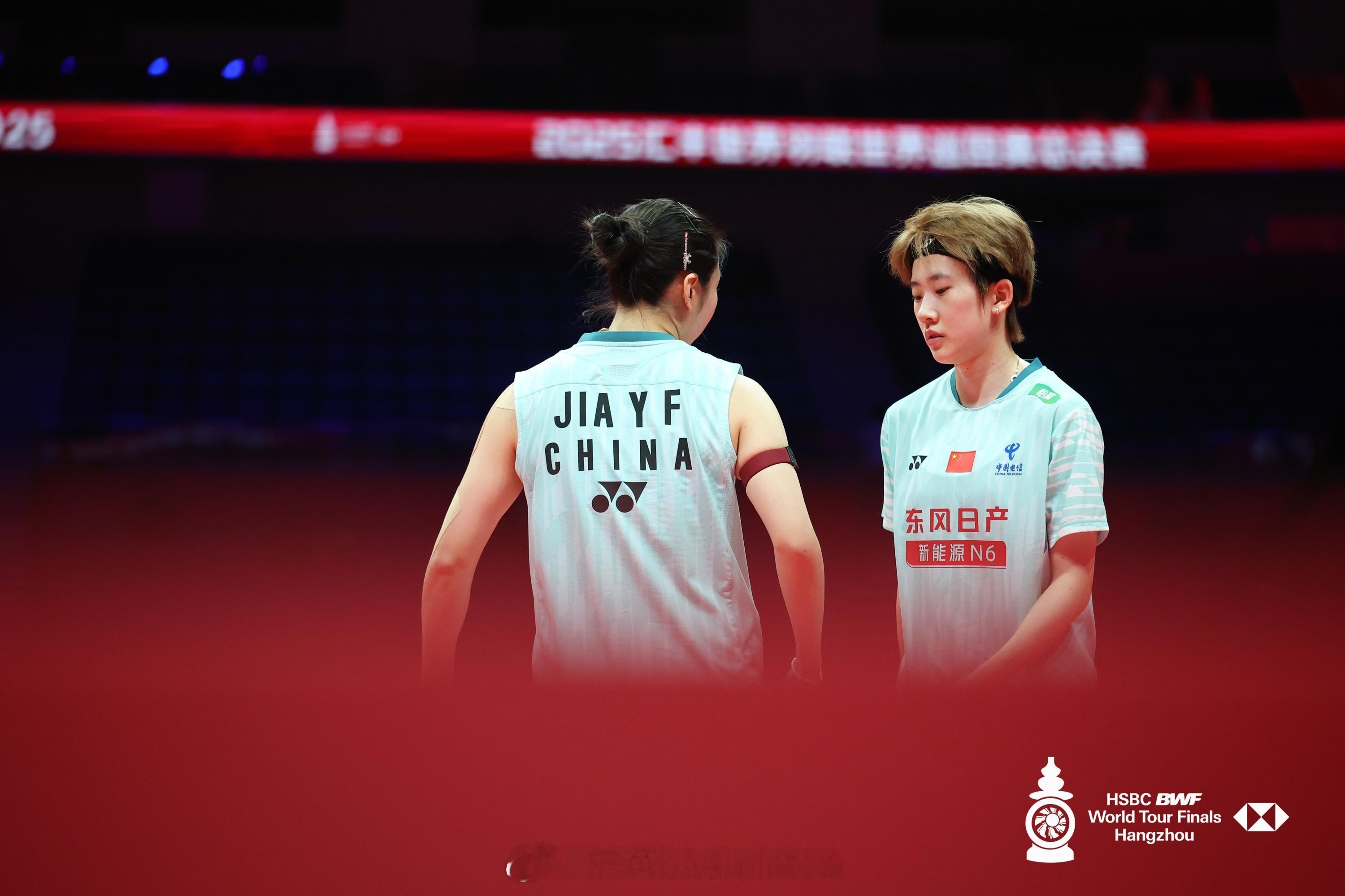 凡贤组合赛后采访🎤：争取小组出线，要保持高昂的斗志！Q：点评一下今天的发挥？贾