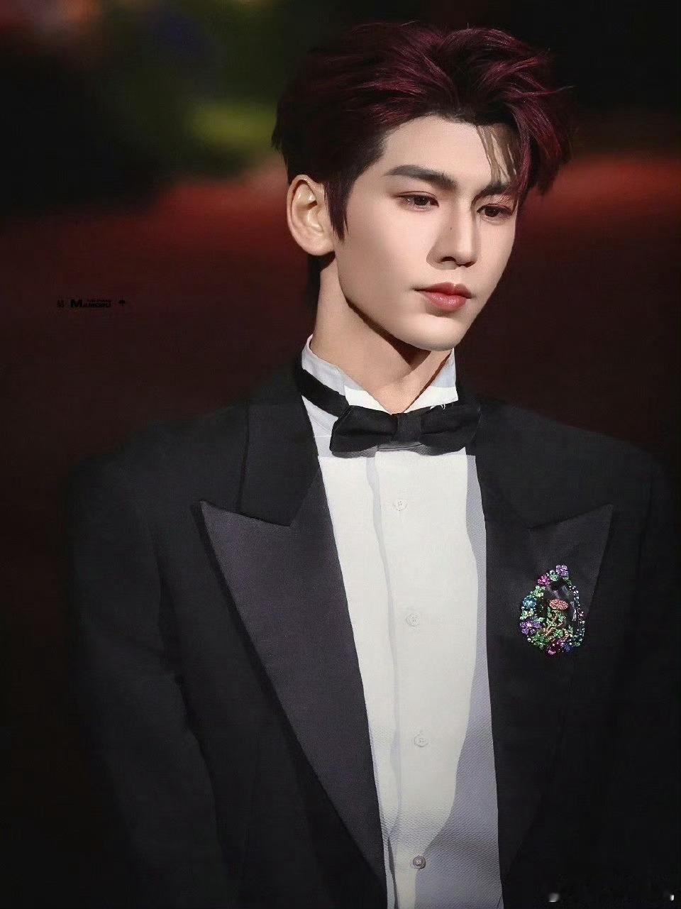 张凌赫红毯亮相 只见张凌赫在红毯上闪亮登场，仿佛自带光芒特效。嘴角一抹浅笑，轻松