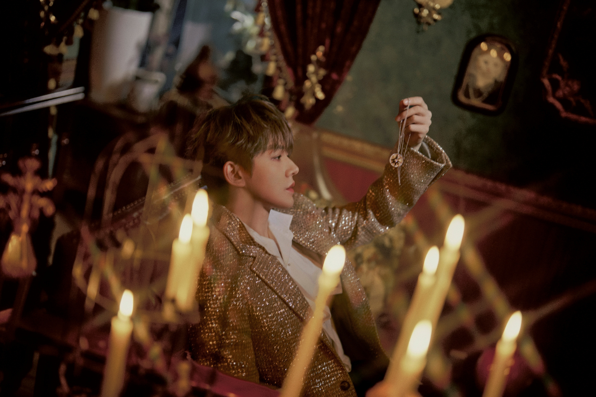 邓为今天Dior活动出图！！！今日份高贵的王子，光影摇曳帅气尽显！ 