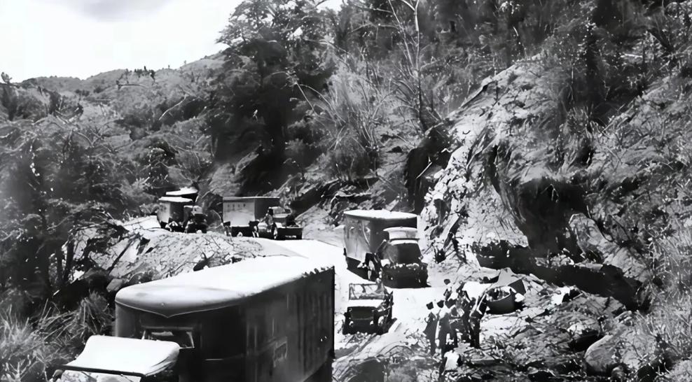 1984年，一名解放军战士不慎摔落悬崖和部队失去了联系，但令他万万没想到的是，他