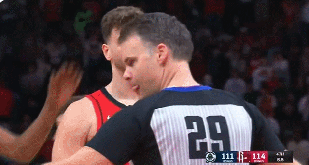 杜兰特鼓励申京 结果申京罚球三不沾杜兰特：“我草嘞…………………………” 