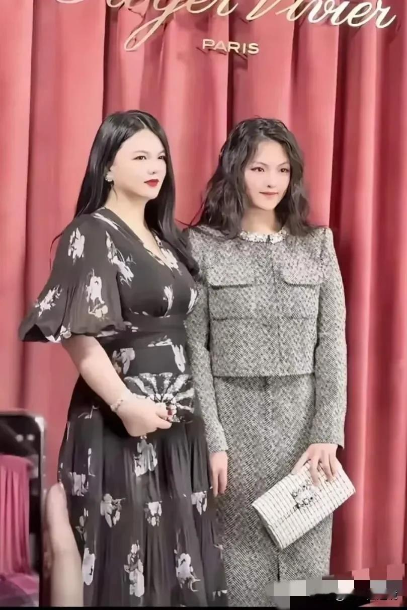 照片中这对母女，没什么作品，只有靠不停的晒照片博眼球了。
这说明一个道理，娱乐圈