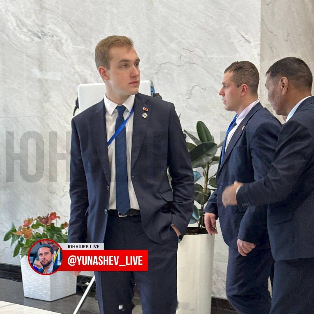 尤纳舍夫：尼古拉·卢卡申科再次陪同父亲进行国际访问。女孩们，这是特别为你们准备的