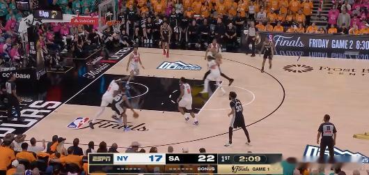 NBA 关注NBA的铁汁们，半场比赛结束一半。马刺领先7分。中立和铁粉的球迷们有