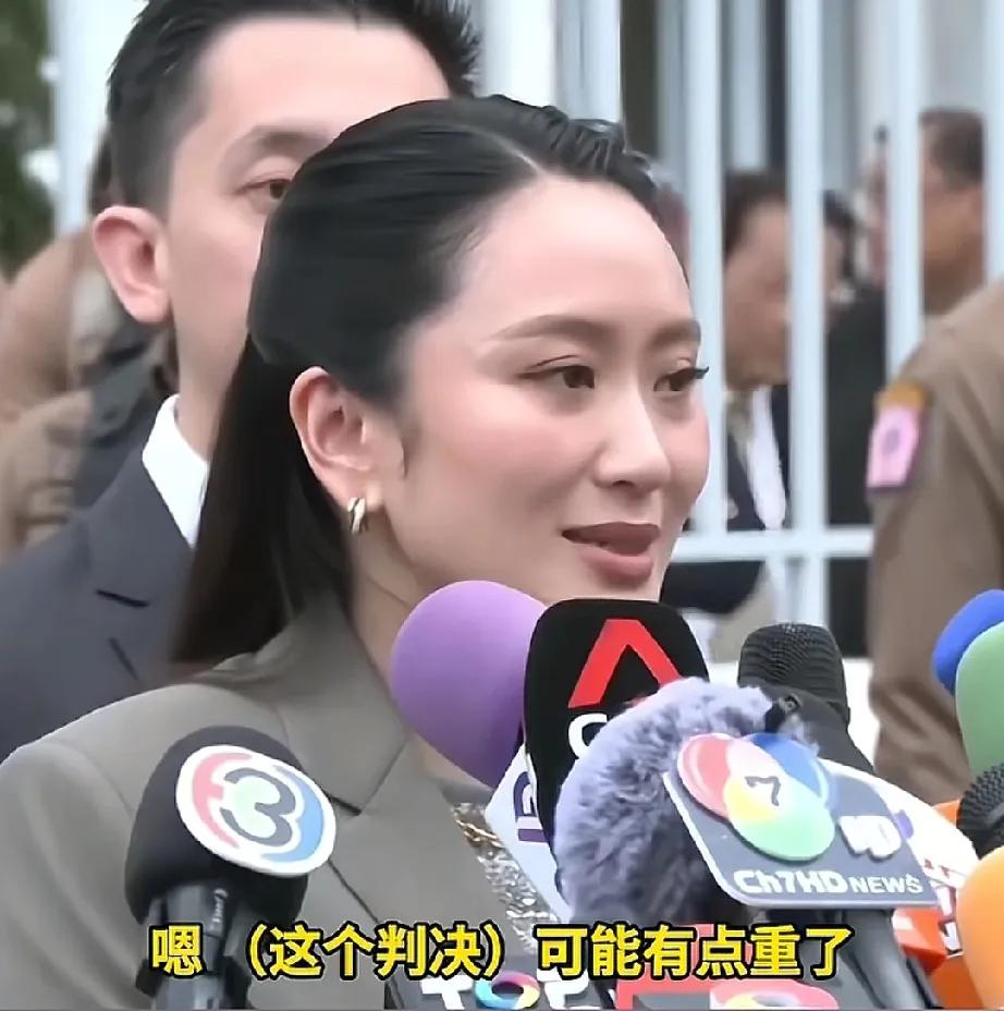 他信被送往监狱重新服刑一年！
女儿佩通坦一直陪同左右，几度哽咽感谢泰王恩赐，声称