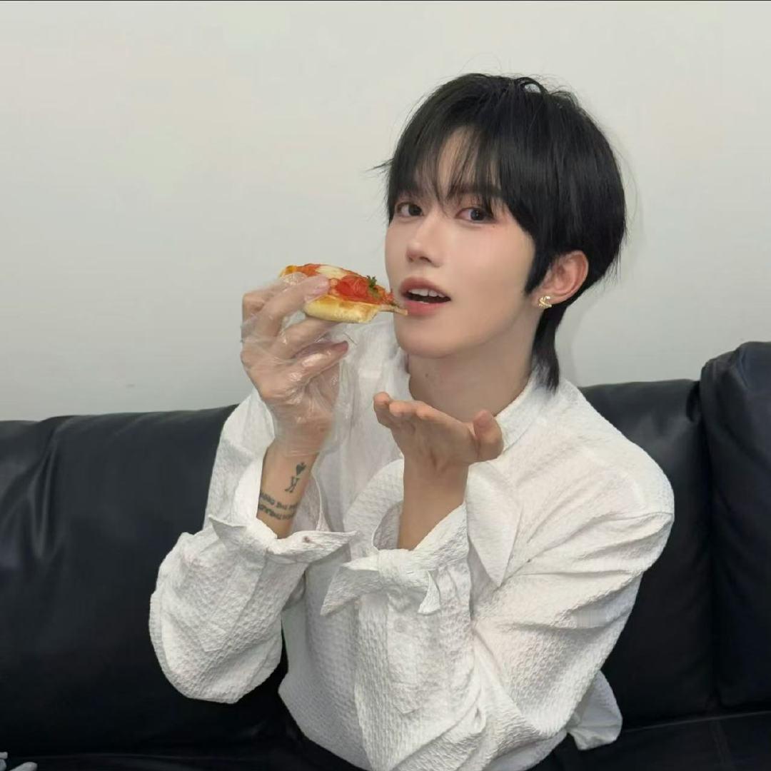 黄星吃披萨live图 黄星吃披萨黄星吃披萨啊啊啊，好不好吃啊！！！ 