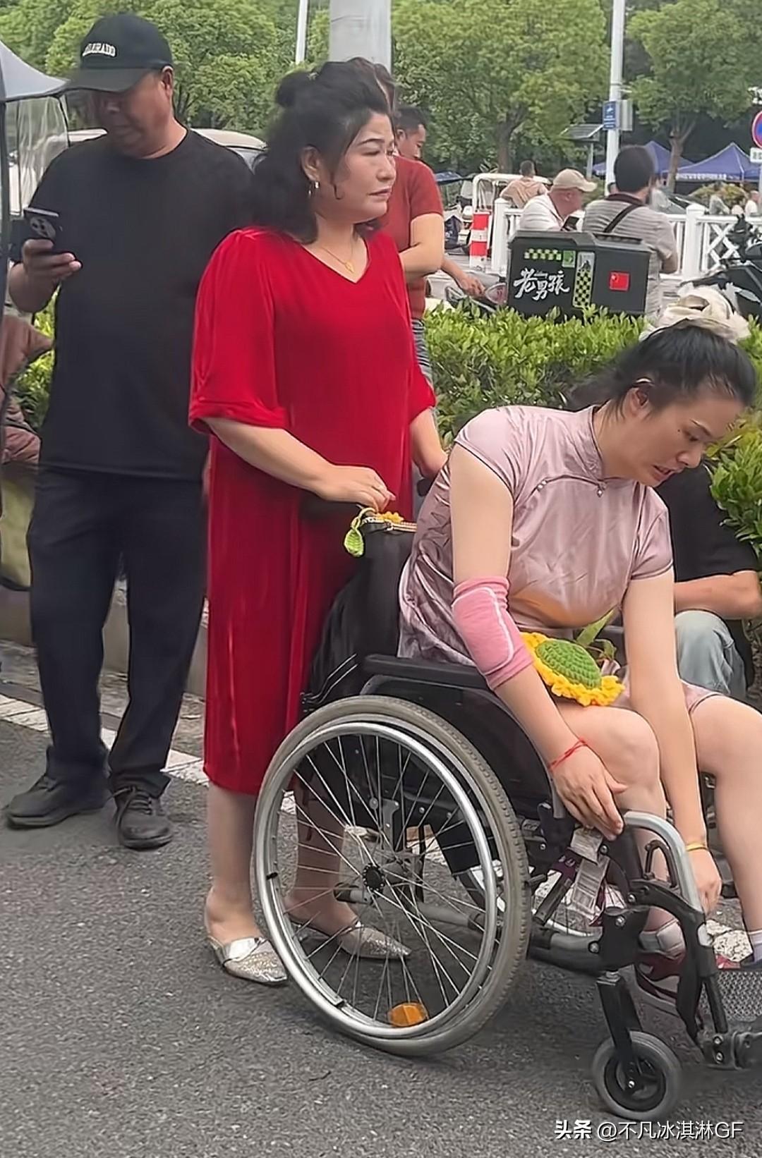 大网红元元坐轮椅到儿子学校门口给儿子考试加油助威，婆婆推着老公在旁边陪着，母子俩