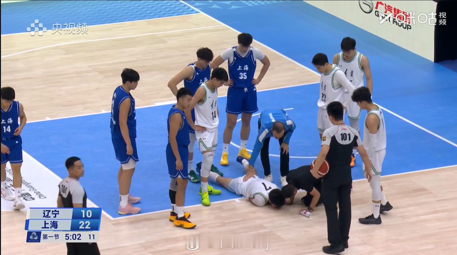 何佳轩肩膀掰了一下…换下了！ 