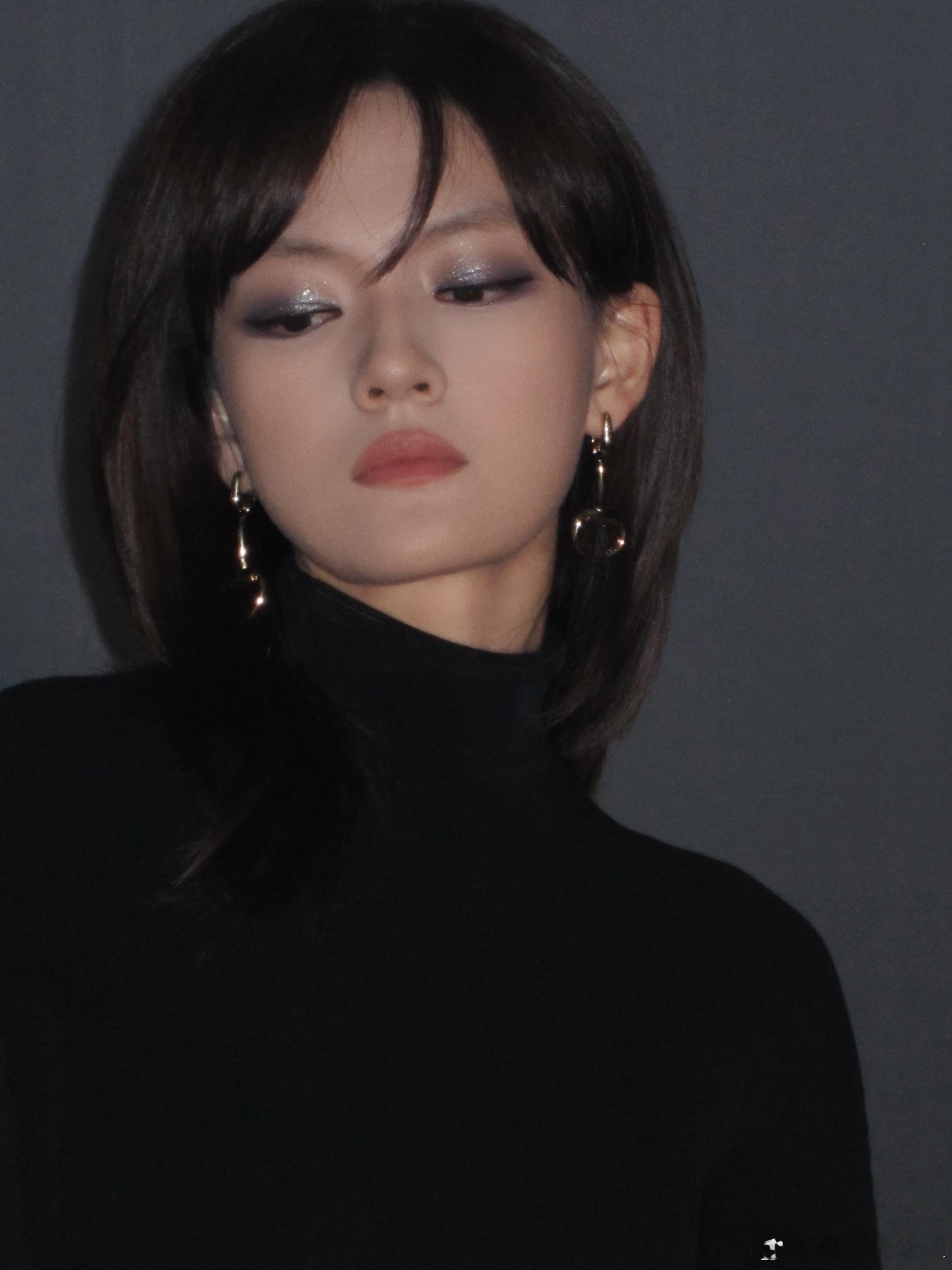 全世界的眼影刷都给我在这个女孩的眼皮上挥舞起来 ​​​