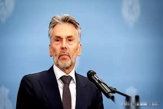 特朗普都惊了！  
2025年10月31日，荷兰首相斯霍夫下台了，但烂摊子留给了