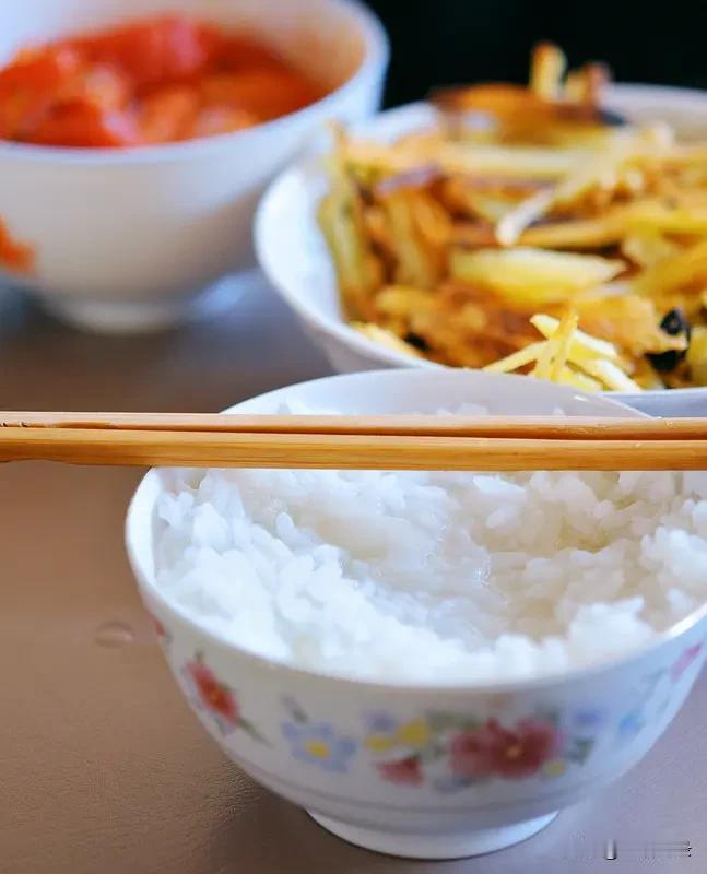 幸福就是
早上起来
闻到
厨房里飘出的饭菜味
幸福就是晚饭后
听见孩子的谈话
幸