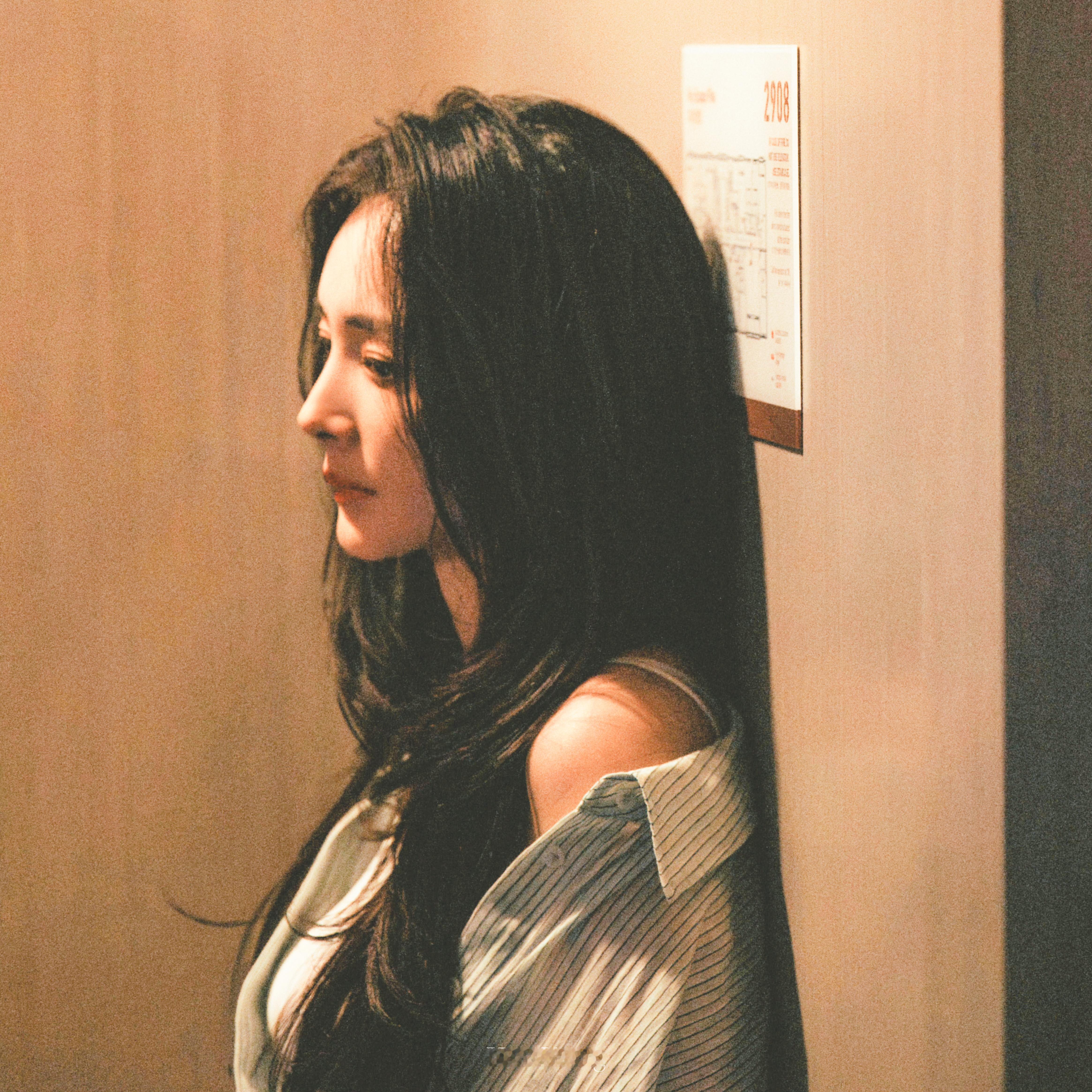 杨幂｜🎞️肩落半衫，眼藏孤寂。杨幂白帆杨幂