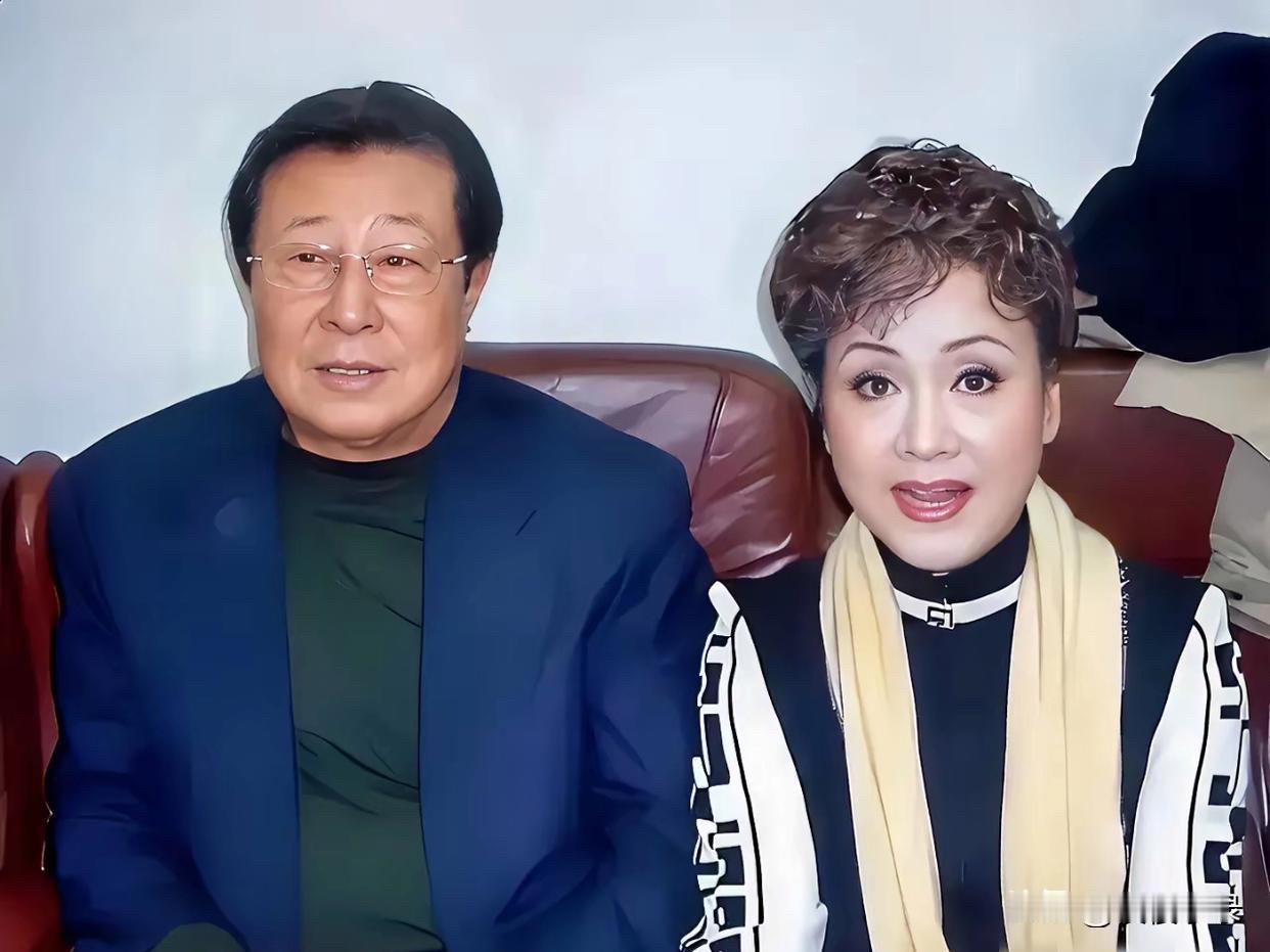 老艺术家的魅力瞬间：王心刚和李谷一坐一起，画面温馨有爱！[赞][赞]