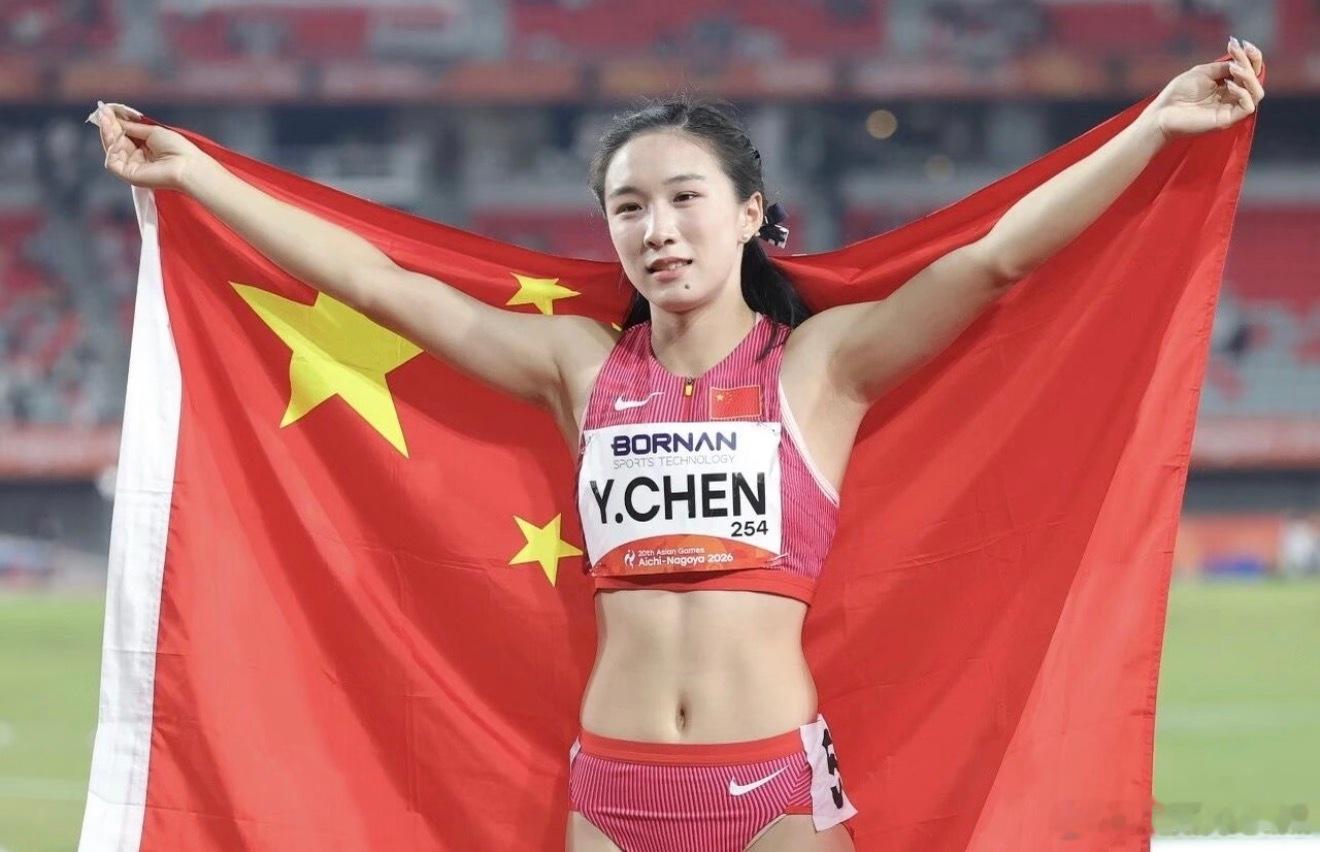 陈妤颉真的属于老天爷追着喂饭吃的那种小孩姐。17岁，100米亚运冠军，11秒06