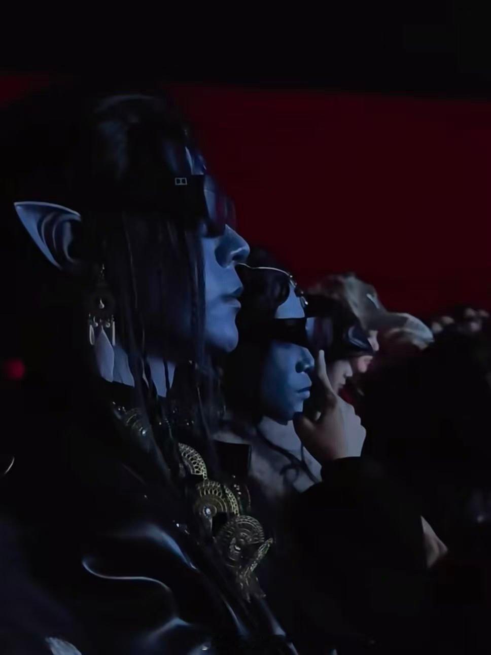 看阿凡达3身边坐着真阿凡达 影院惊现“纳威人影迷”！coser还原度让3D都失色