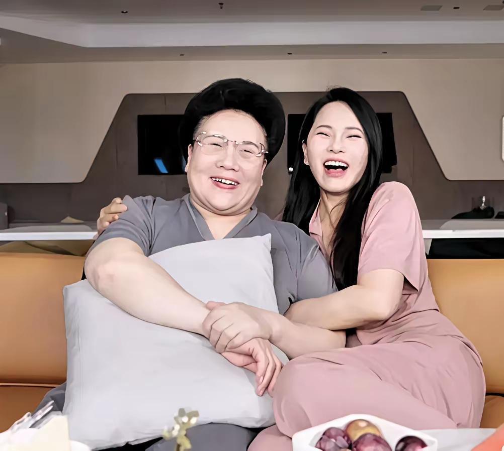 伊能静跟婆婆是闺蜜！她比婆婆小16岁。两人一起追剧，一起逛街，两人无话不谈没有婆