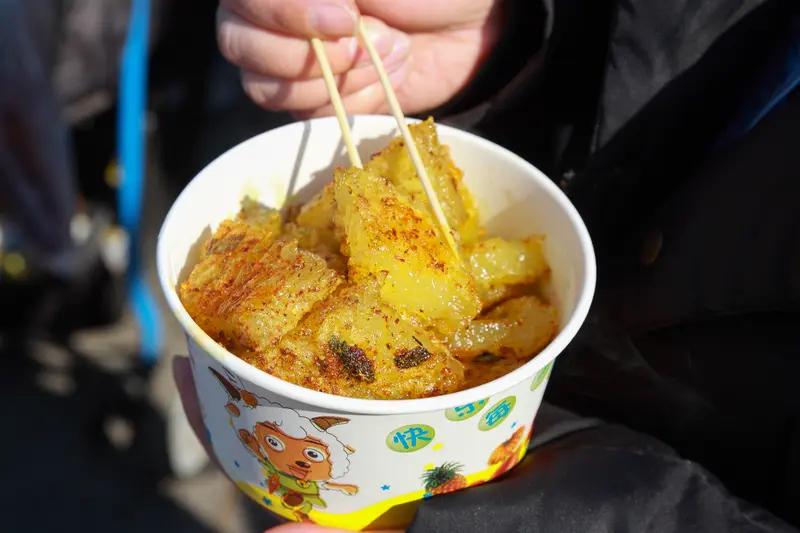 【食品安全：土豆皮渣 食用淀粉】
    你吃的粉丝、宽粉、丸子，原料可能不是新