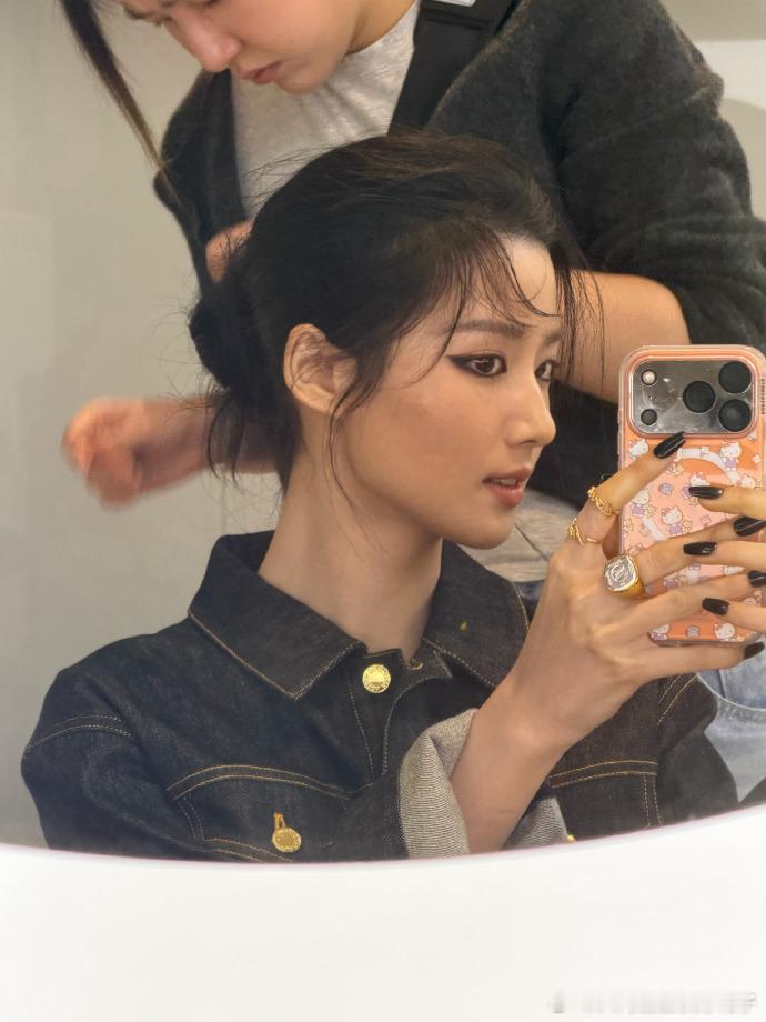 卢昱晓尼龙杂志花絮卢昱晓尼龙杂志花絮，锋利烟熏造型，又酷又美，风格太百变 