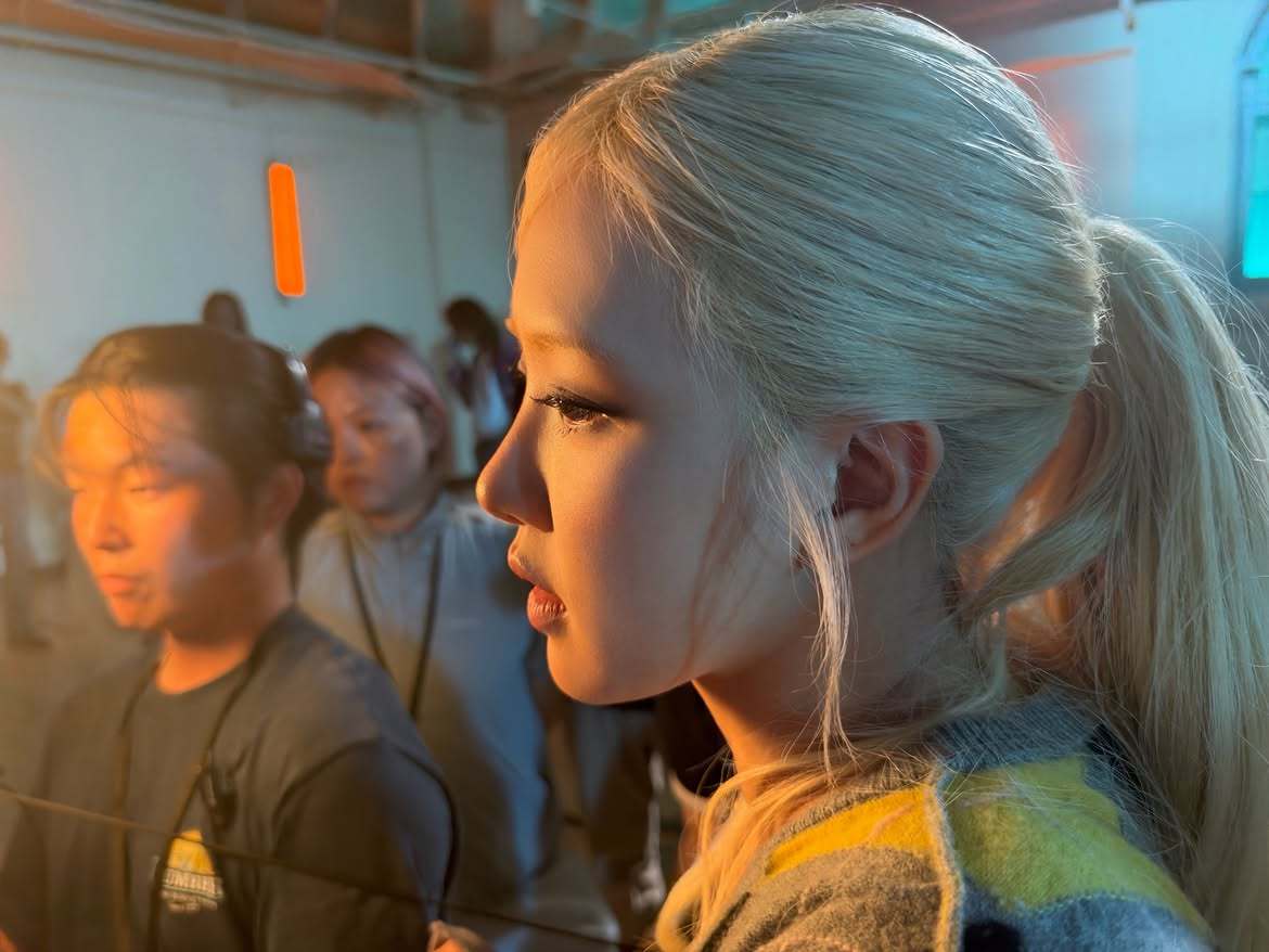 260921 Rosé更新 IG🐿️“🤘🏼new trix new tri