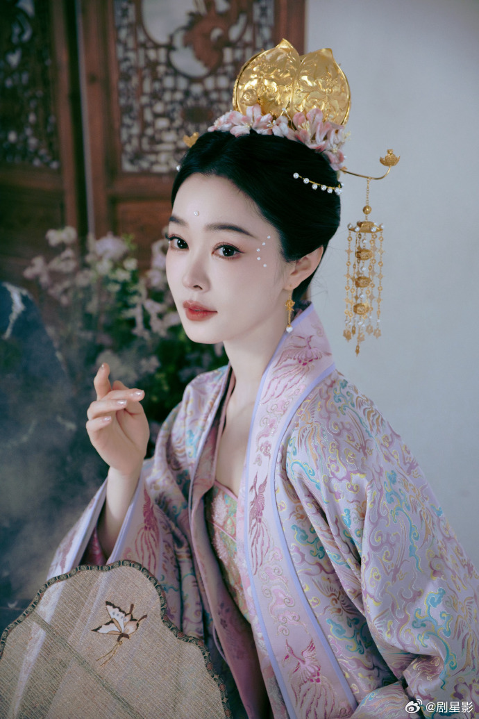 宋轶珍珠粉衣古装 宋轶随手一扇就是香气，隔着屏幕都能够感受到姐姐身上的古典韵味了